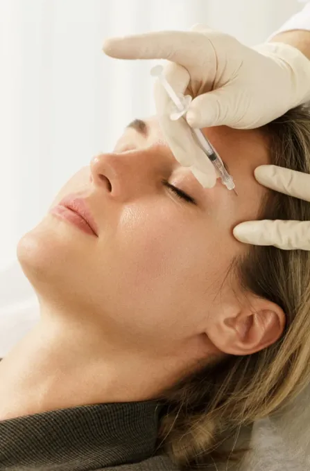 Aplicação de procedimento estético facial na Clínica Dra. Simoni Bett, em Joinville