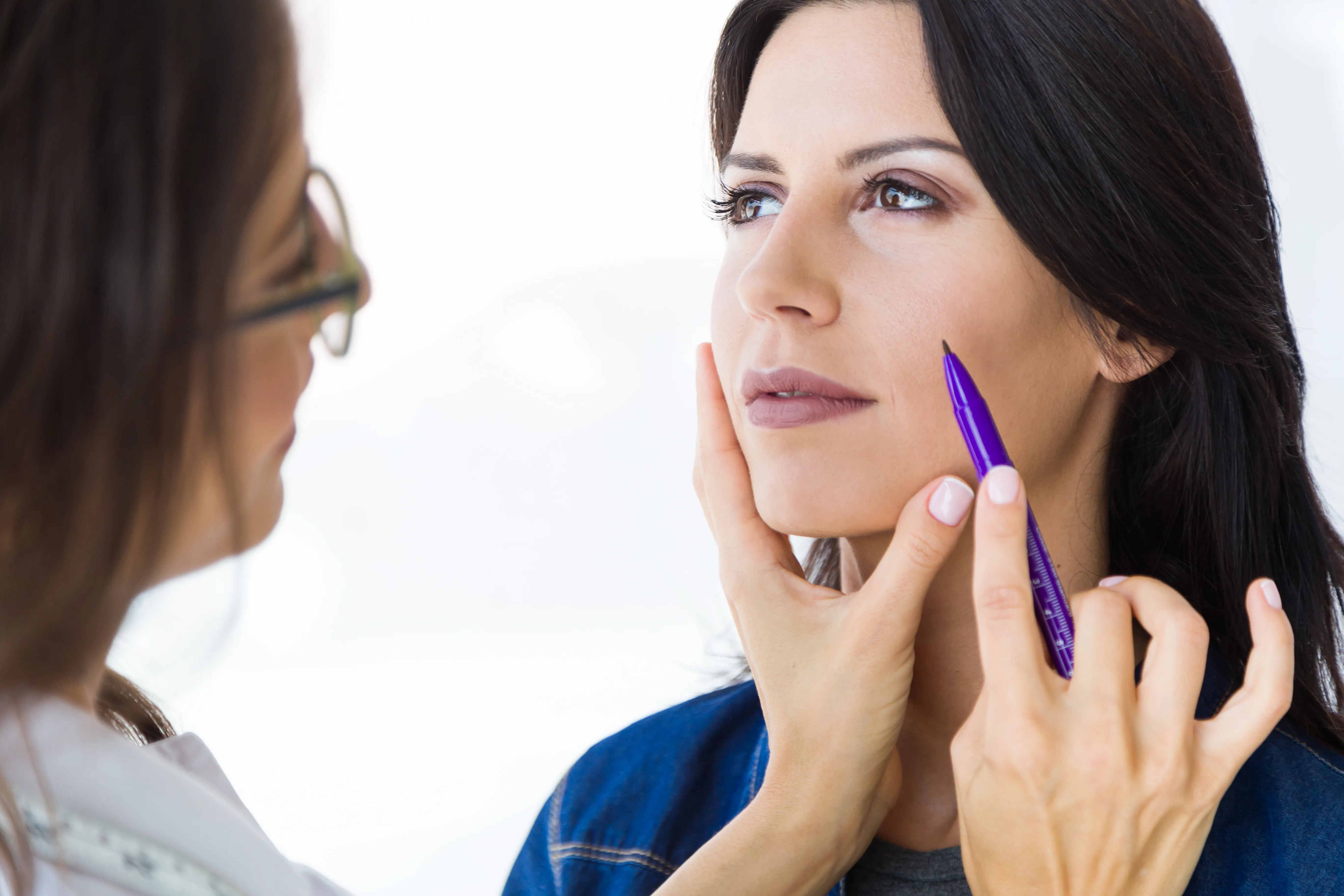 Harmonização Facial em Joinville: O Que É e Como Funciona Consulta de harmonização facial com marcação de pontos no rosto