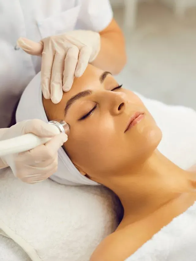 Paciente com touca em microagulhamento facial na região da testa, na Clínica Dra. Simoni Bett, Joinville