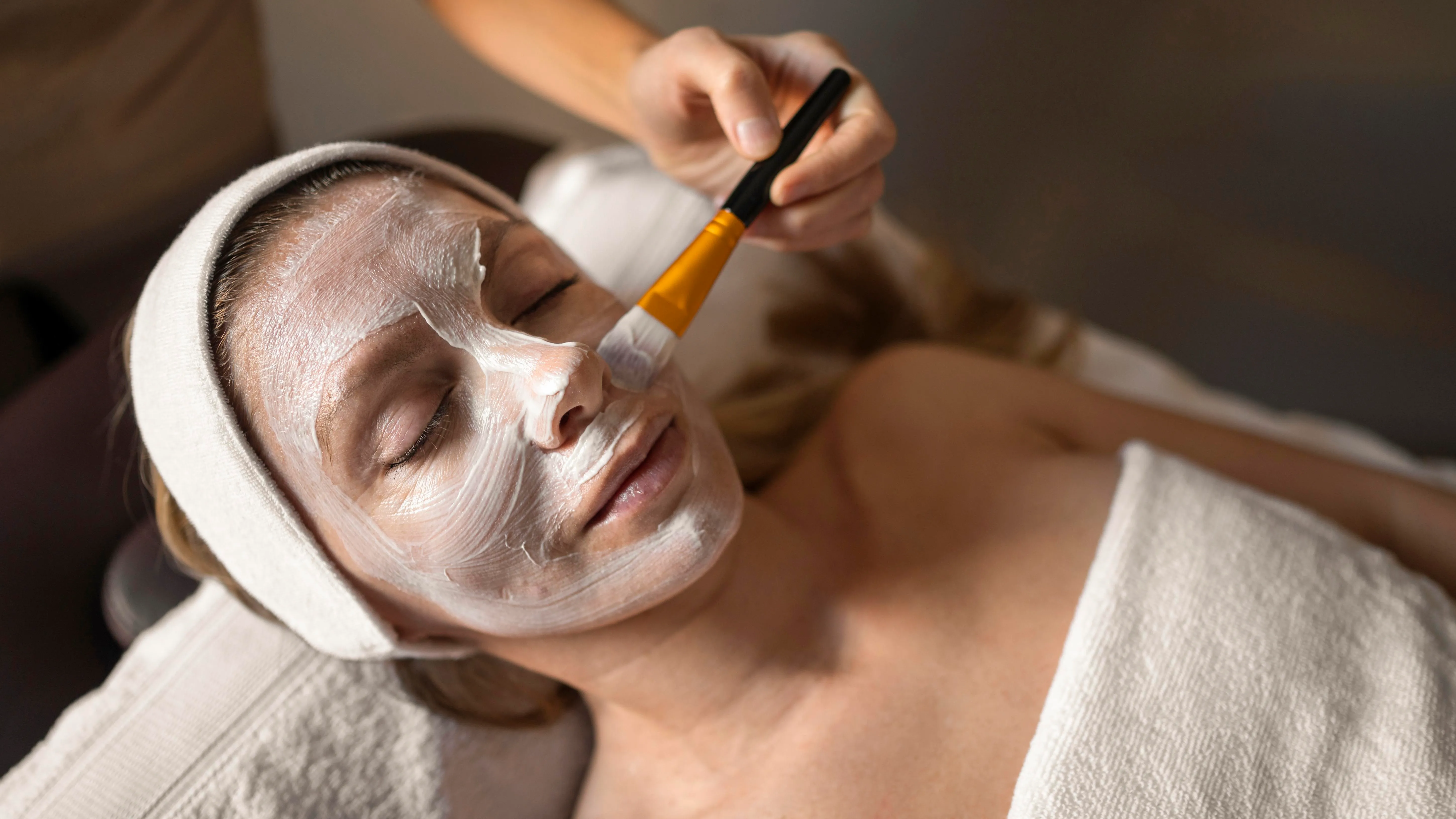 Peeling Químico em Joinville: Tipos, Benefícios e Para Que Serve Aplicação de peeling químico em tratamento facial