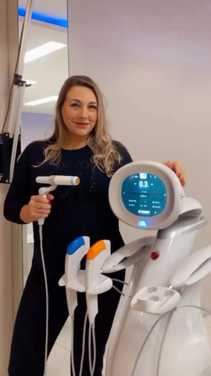 Simoni Bett com equipamento de tecnologia estética na Clínica Dra. Simoni Bett, Joinville